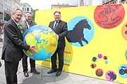 Münchens Oberbürgermeister Christian Ude, Bauernverbads Präsident Walter Heidl und Minister Helmut Brunner pärsentierten am 12.07.2012 das Plakatmotiv des ZLF 2012 (©Foto: Martin Schmitz)